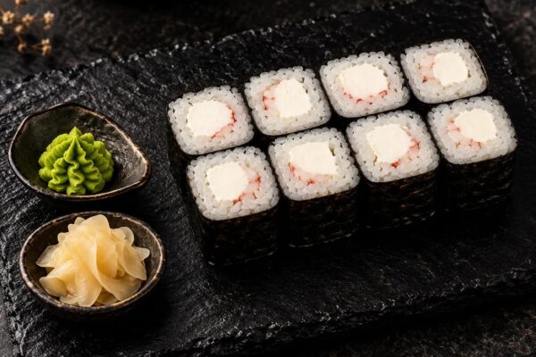 Ролл классический с копчёной курицей 100г